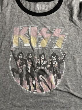 Kiss Graphic Ringer Tee in Gray with Black Trim
